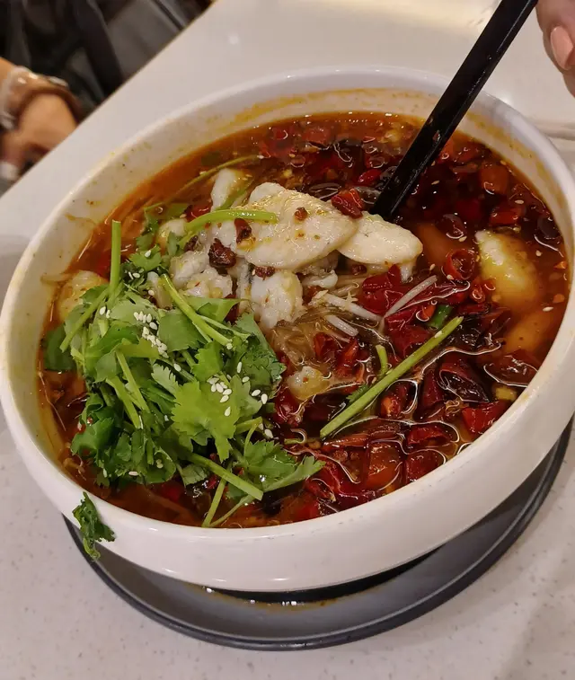 魚肉好大件無骨滑溜,有薯粉芽菜配料。好多花椒辣椒!