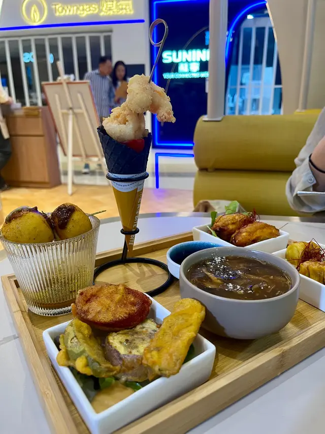 掃街小食拼盤+蝦頭油撈面 $106