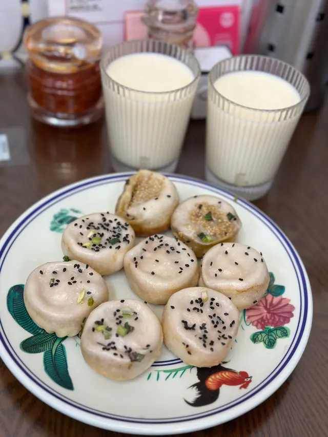 招牌生煎包拼蟹黃生煎包