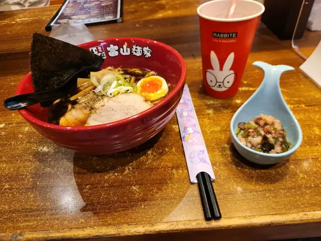 冠軍黑醬油拉麵+芥末章魚+巨峰提子Soda