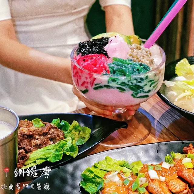 依杯刨冰份量十足又消暑🍧,一坐低就嗌啦!🤣刨冰嘅份量足夠2-3人share食,配料色彩繽紛又豐富!