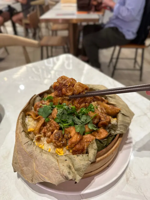 鮑汁籠仔蒸花膠滑雞飯