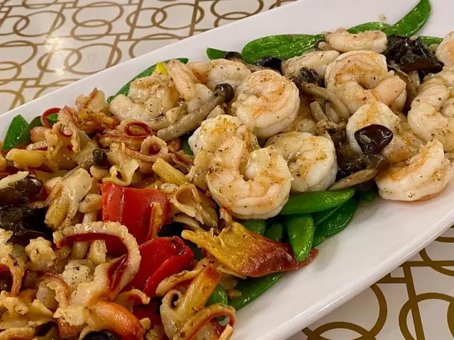 松露醬炒蜜糖豆海蝦球、彩椒炒北寄貝