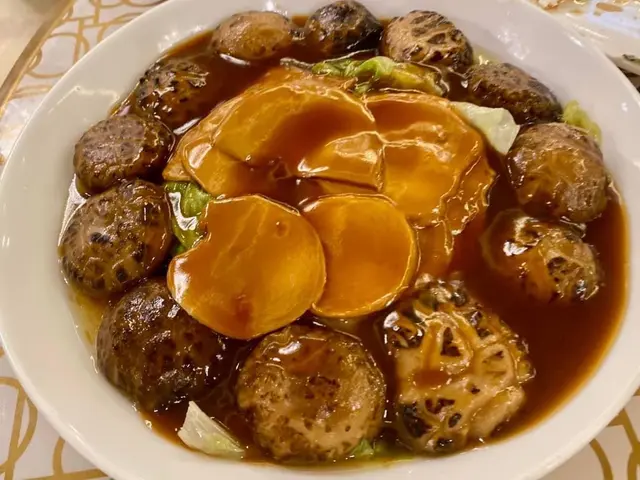 蠔汁炆花菇鮑片扒生菜