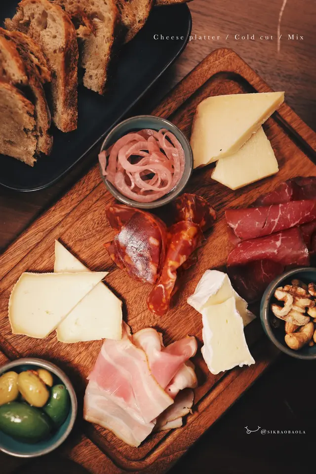 三款芝士、三款cold cuts，配酸種麵包、堅果、橄欖