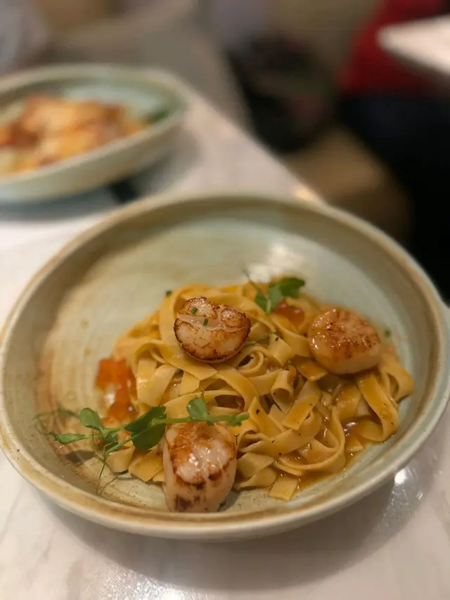 香煎北海道帶子三文魚籽龍蝦汁扁意大利麵