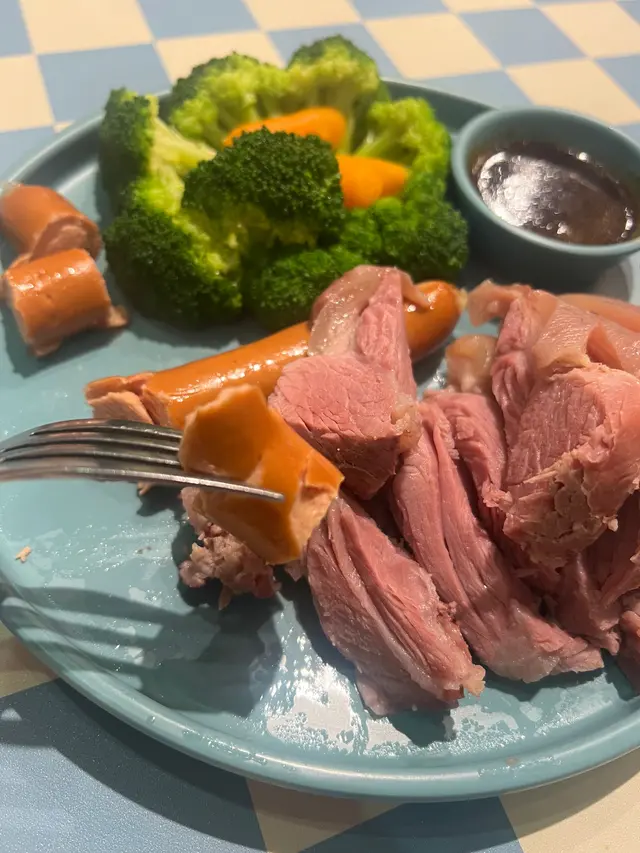 ￼估唔到招牌德國豬手係白烚，腸仔都懶得煎，￼同樣係白烚！至連伴菜都係白烚！呢個餐加埋一都要$100 ，估唔到可以差成咁
￼下次唔會再幫襯