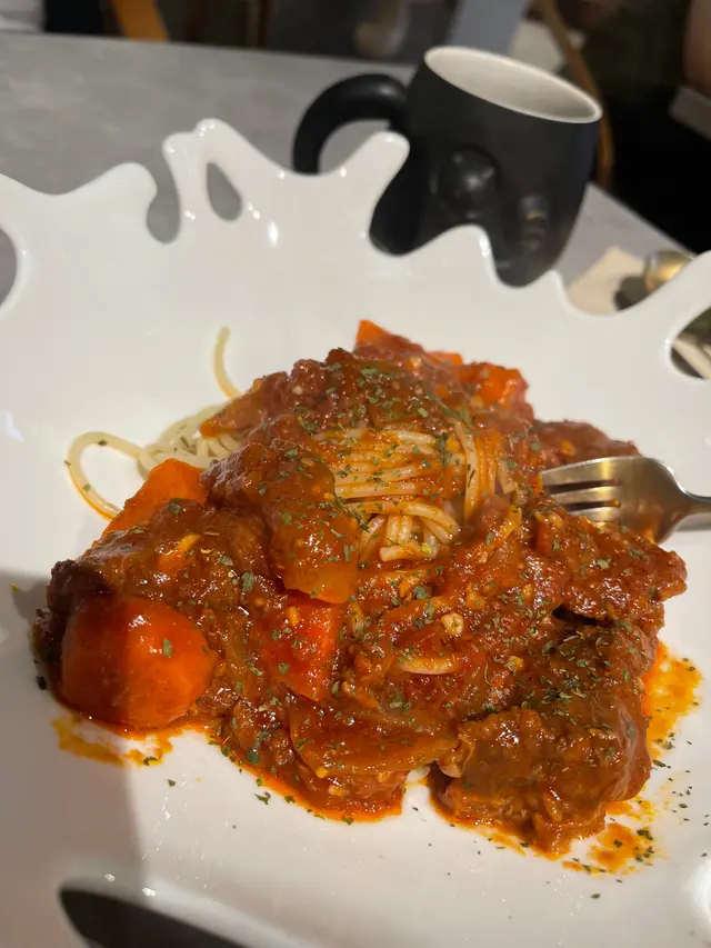 佢問我揀跟飯、意粉定係烏冬，我問佢跟邊樣好味啲，佢話跟飯，第二係意粉。 我最後跟返佢張廣告相配意粉。 其實應該烏冬成本最高。