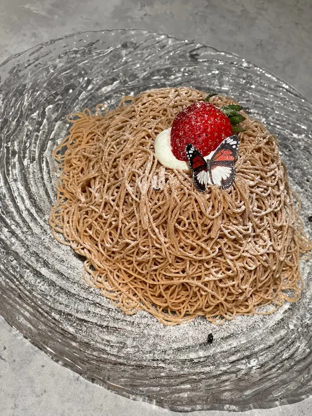 味道OK，唔太甜，份量都OK，好多栗子。 唯一失望嘅係佢餐牌寫有好多不同味道的雪糕可以揀，例如有栗子味雪糕，但是現實佢同你講只有雲呢拿同抹茶可以選擇。