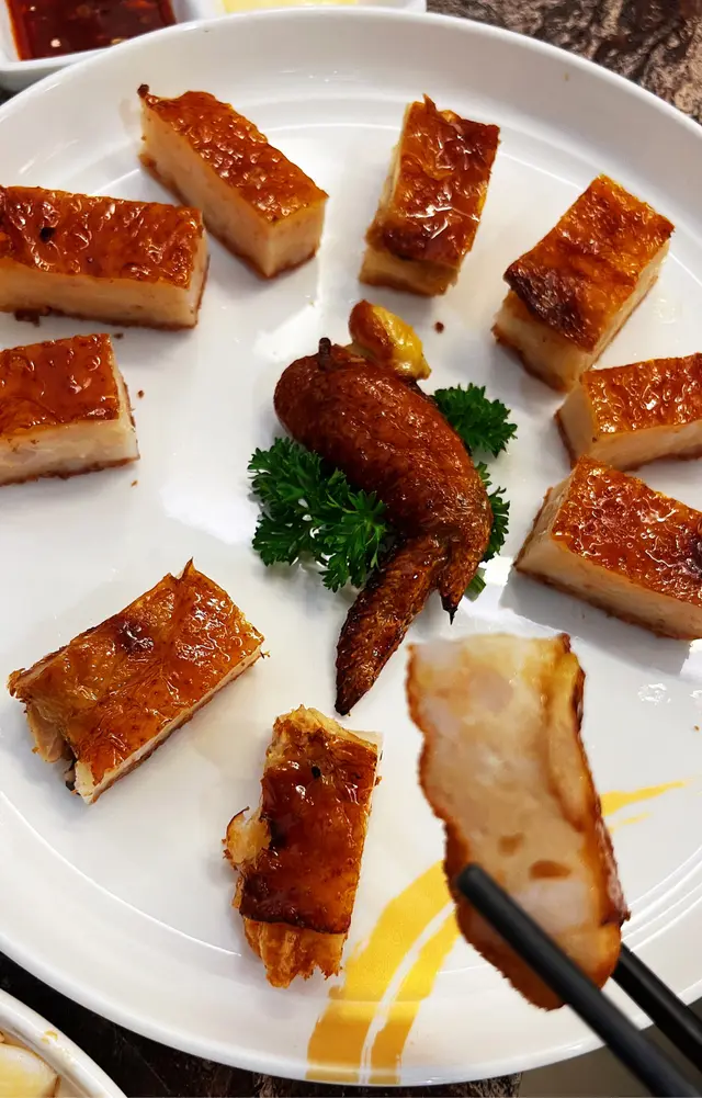 这道菜入口爽滑，味鲜甜，鸡肉的鲜嫩与虾肉的细腻相互融合，口感十分好。