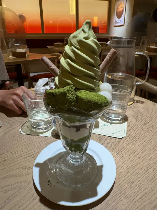 普通綠茶雪糕，越食越甜，千祈唔好期待係京都或者日本嘅綠茶雪糕。￼￼