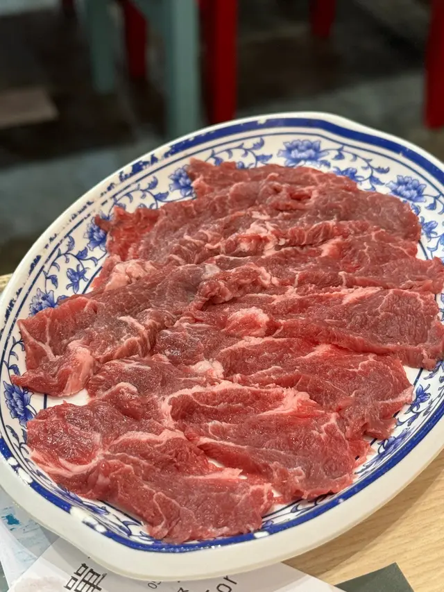 匙柄其實就是牛前腿上方部位 更有人說這是牛肉中最好的部位之一
脂肪含量偏低 中間肉筋紋理清晰 入口也是和橫隔肌有像~都是一樣的軟嫩
軟中還帶點小嚼勁