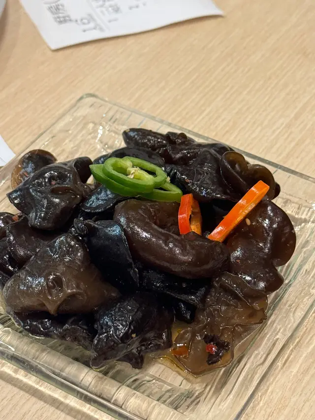 好細心 還附前菜 有時在等水煮熟/ 食物熟的時候 就可以先吃著涼拌雲耳
帶酸的他 更醒胃 更解舌頭👅和肚子的膩感