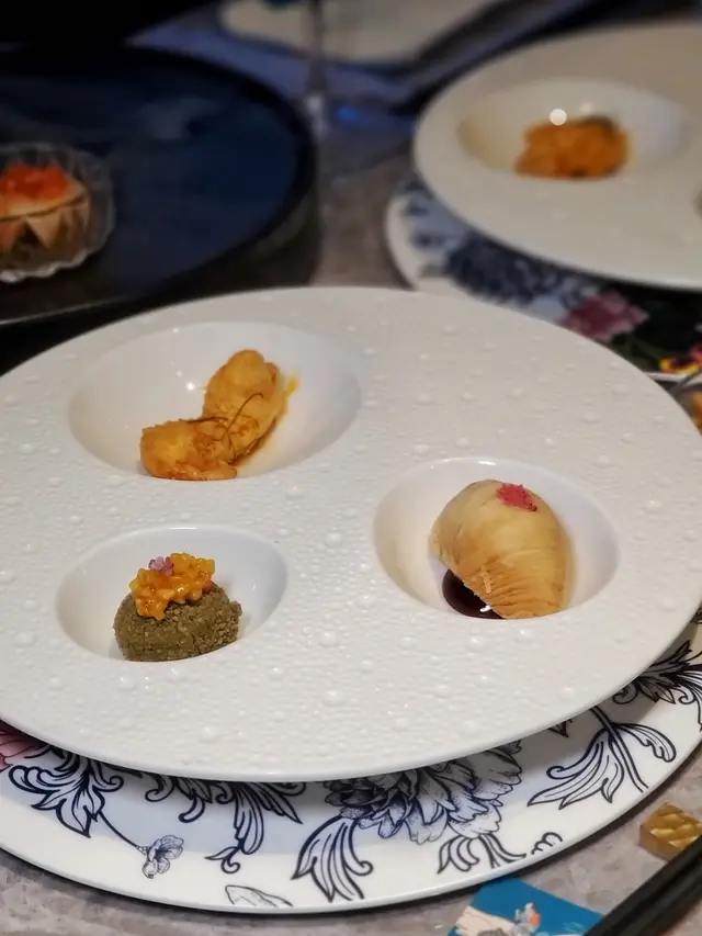 西班牙黑毛豬又燒酥·苔菜豆腐·黃袍金衣