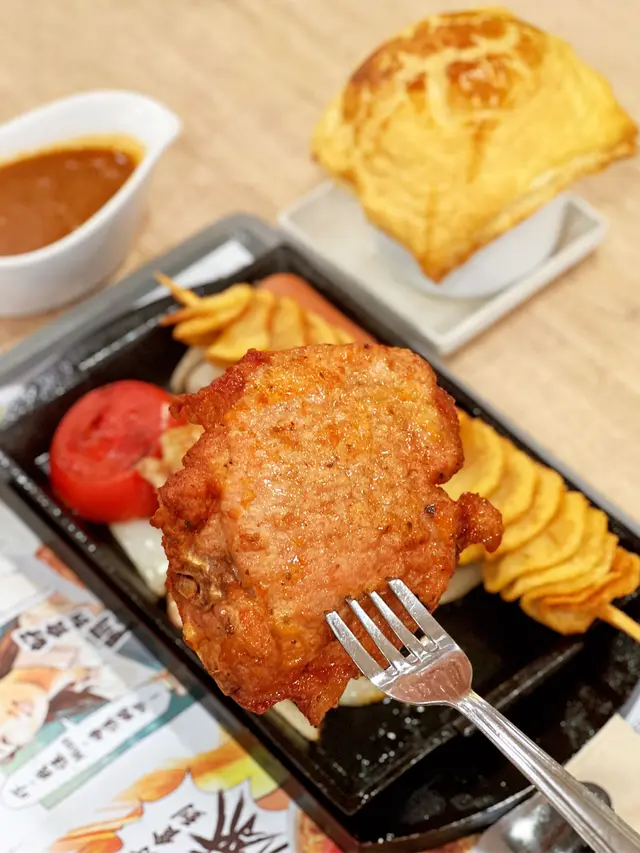 蒜香香草豬扒‧麥蘆卡蜜糖雞扒‧奧爾堡雞肉腸鐵板餐