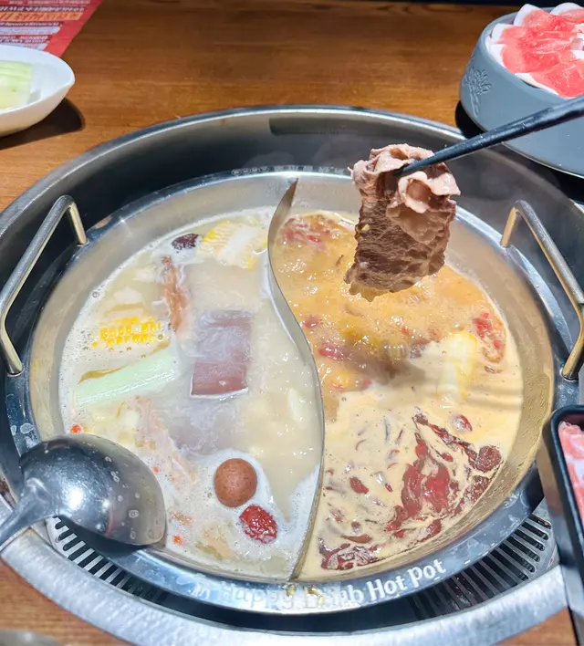 清湯配麻辣湯，羊肉火鍋首選