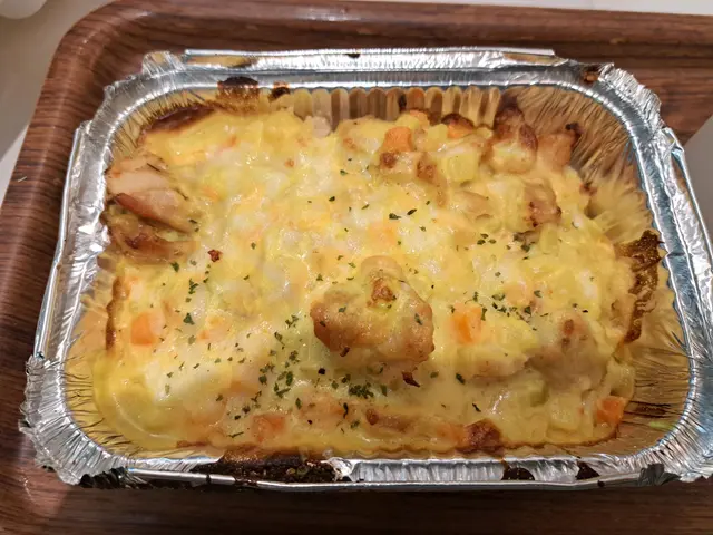 葡汁雞皇焗飯熱辣辣香噴噴🐔🍚葡汁調味吾錯，焗飯水準之上，配支裝檸檬水，味道出品對得住$48價錢