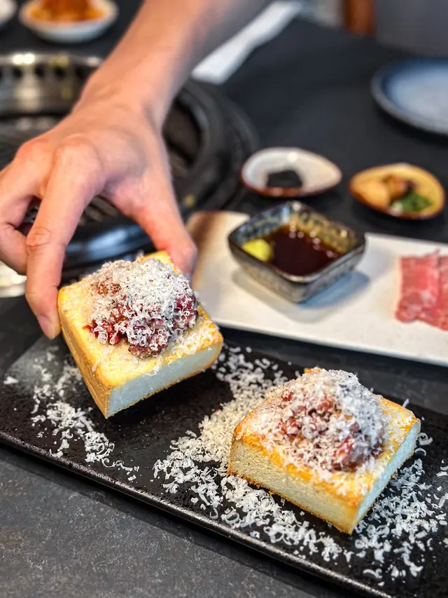 招牌極生牛肉佐魚子醬帕瑪森起司