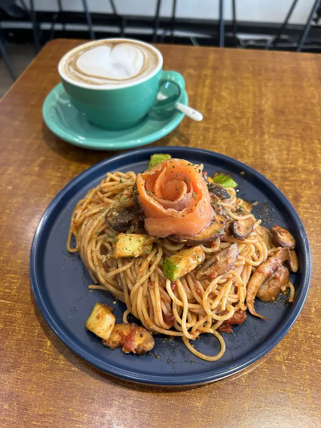 茄蓉雜菌煙三文魚意粉 、黑糖薑味焙茶鮮奶