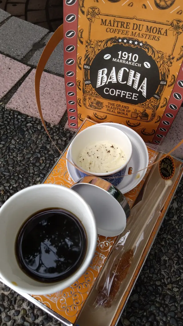 加入雲呢拿忌廉及糖棒，入口甘甜平衡