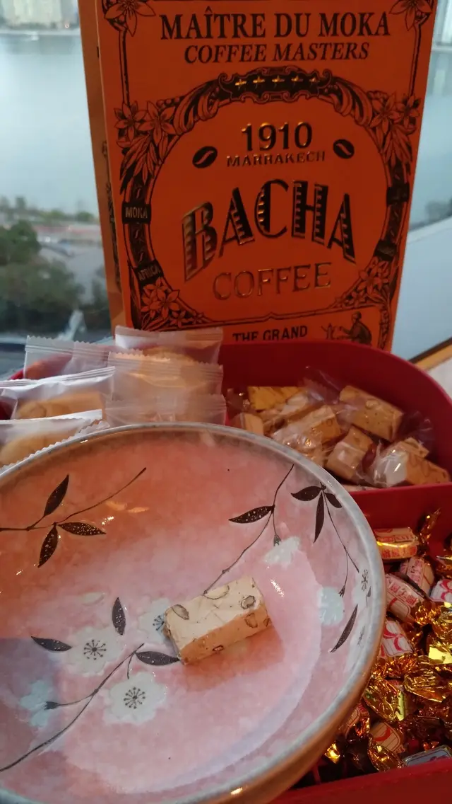 鳥結糖是軟身而黏，夾雜少許果仁粒，口感稍遜