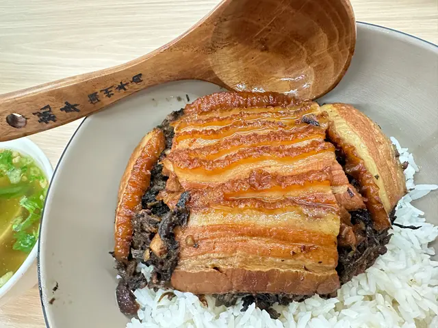 我諗係香港最好食嘅梅菜扣肉飯🤤
五花腩肥瘦均勻，梅菜撈飯油而不膩，十分讚👍