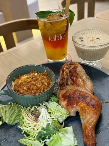 百里香脆皮燒春雞配輕盈牛肉醬意粉