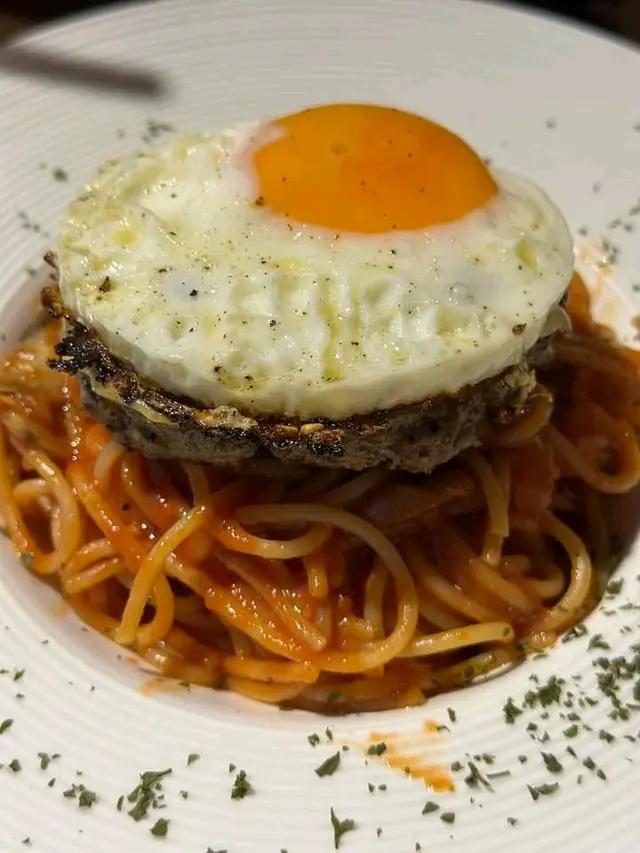 煎蛋安格斯漢堡意粉