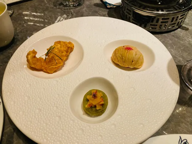 西班牙黑毛豬叉燒酥、苔菜豆腐、黃袍金衣