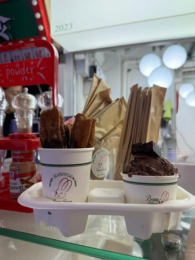 朱古力🍫Gelato 超級濃郁 厚身帶黏 入口慢慢熔化 再加上朱古力布朗尼
更甜 朱古力🍫感加一加一 好!!
churros 是即炸 即裹肉桂粉和糖粒
先脆硬 內𥚃稍帶Q靭 每口都嚓嚓嚓 𥚃面又好咬
再沾上🍫Gelato又冰又脆 加分加分🤎