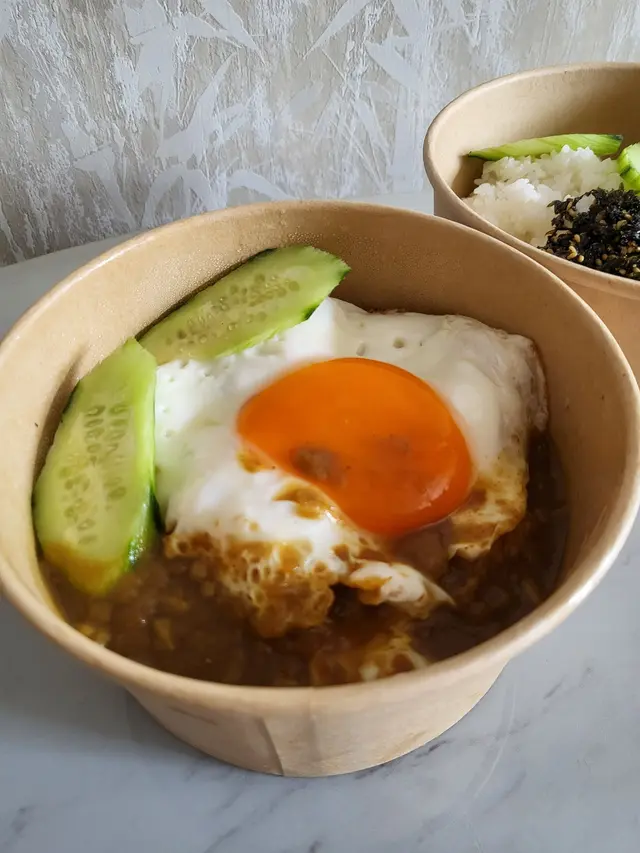 生炸雞髀王煎蛋飯配沙嗲汁