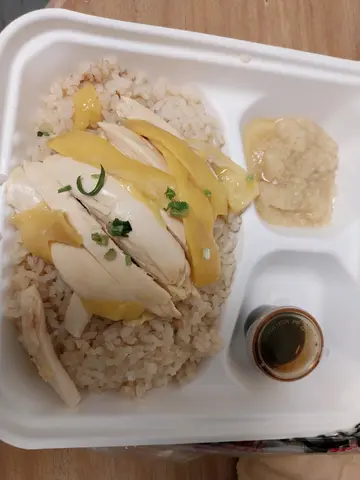 呢間連鎖店管理好有問題，巳經投訴過但沒有改過重覆犯錯，請問雞飯有冇可能全部系雞胸，燒臘店同快餐店都不會這樣做，他們系已經分好哂放在盤上，但見到系分別全肶和全胸，這樣安排系店內師父負責定中央厨房交來，希望管理層要正視，否則只會冇客人再回來。