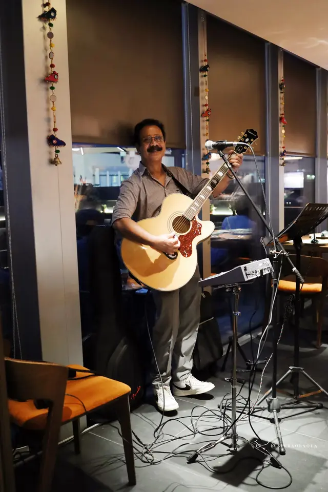 當晚的表演者,表演得好開心啊,還擺pose讓我拍照XD