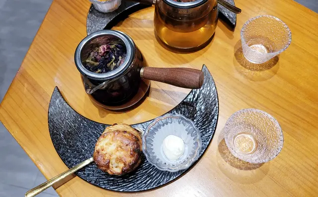 峰蜜檸檬蝶豆花, 英式鬆餅 (洋蔥芝士)