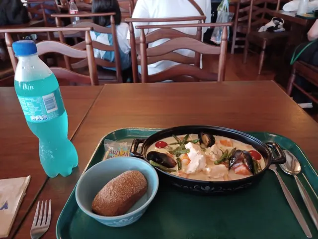 白汁混入三文魚。重有新鮮烤熟既青口。因為本人個肚受唔起生冷野。熟食三文魚配青口。全部係上等食材。滋味無窮。