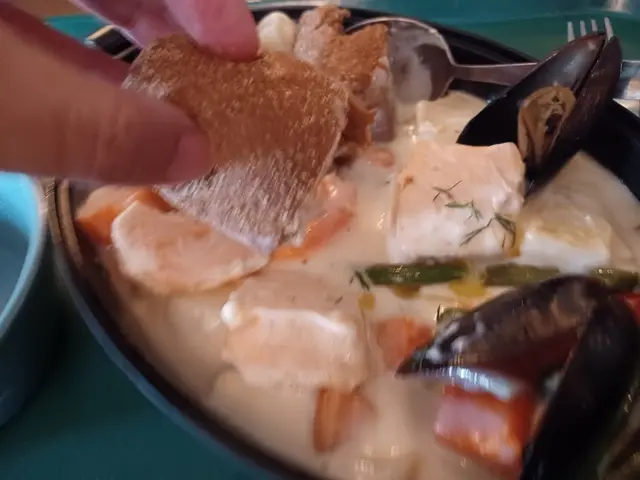 最後將餐包放入白汁一齊食。食到最新鮮味既海鮮味。加埋支青桃味汽水，消暑解渴。