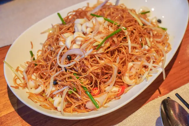 避風塘鮮魷蟹油炒麵