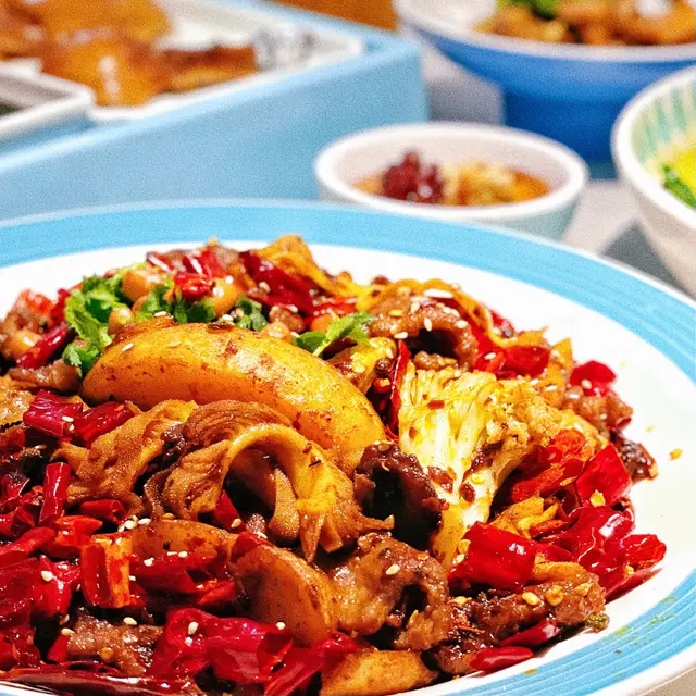 麻辣香鍋可以揀牛或豬😚牛魔王嘅我緊係揀牛啦!依個大大盆嘅麻辣香鍋有嫩牛肉、牛柏葉、鮮豆皮、椰菜花、薯角,肉類份量都唔少,超級豐富!