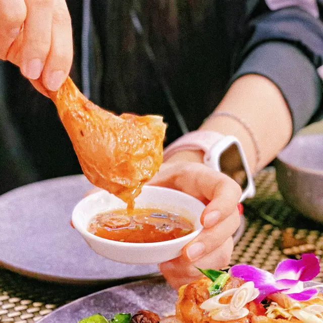 雞肉啖啖肉,仲好juicy添!沾上秘製醬汁,好惹味!🍗