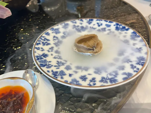 很有儀式感的中菜🥰🥰🥰🥰🥰🥰🥰🥰
點心精緻擺盤有心思碗碟，餐具都好靚🤤🤤🤤🤤😵‍💫

環境一流，窗邊全海景變色邊看風景非常享受推介煙霧鮑魚👍🏼👍🏼👍🏼￼