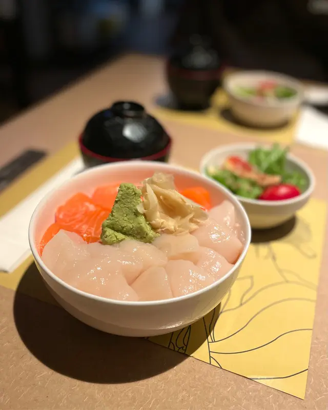 鮭帆立貝．三文魚帶子壽司丼 