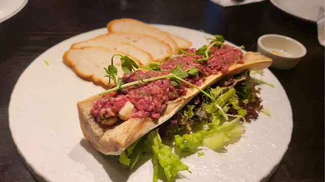 D牛他他好新鮮, 配合埋牛骨髓做裝飾好靚.