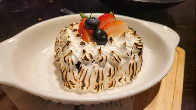 蛋白 + 朱古力蛋糕 + 曲奇餅底, 好啱生日食, 因為佢會淋酒點火燒, 好有生日氣氛, 好耐之前食過, 依家搵唔到邊度有得食.