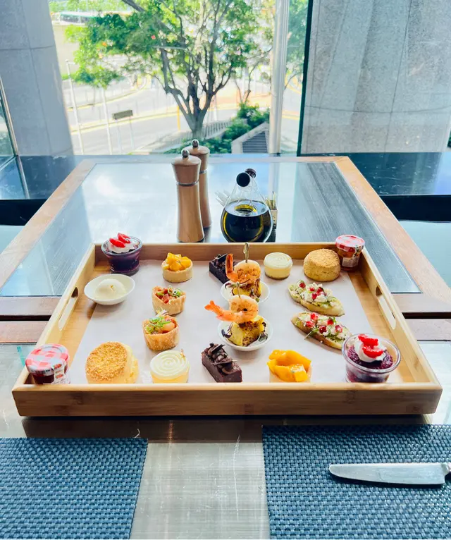 灣仔萬麗海景酒店35 週年，官網預訂，折後二人只需$350，真係超抵。

煙鴨胸雪梨雲吞捲、烤大蝦菠蘿串、石榴芝士脆多士。三款鹹點都好食，雲吞捲、脆多士香口酥脆，烤大蝦配搭燒菠蘿，清新開胃。

朱古力布朗尼、紅桑子布甸、芝士蛋糕、芒果熱情果撻。4款甜點甜度剛好，我最喜歡香甜芒果撻和軟滑香的芝士蛋糕。

還有無限量7款意大利雪糕：雲呢拿、朱古力、士多啤梨、港式奶茶、開心果、芒果和紅桑子。7款味道都好好食😋我們二人共吃了12球😆吃下真的透心涼，為炎夏降溫，大滿足啦！

