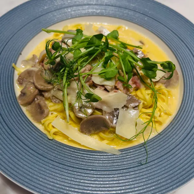 白菌煙腩肉溫泉蛋意大利麵