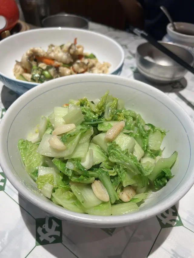 

- 大大碟，家常菜感覺，但仍頗油，勁多蒜頭爆炒，又香又熱，蔬菜爽口夠新鮮，切得唔會太棵或太碎，剛好一啖放入口