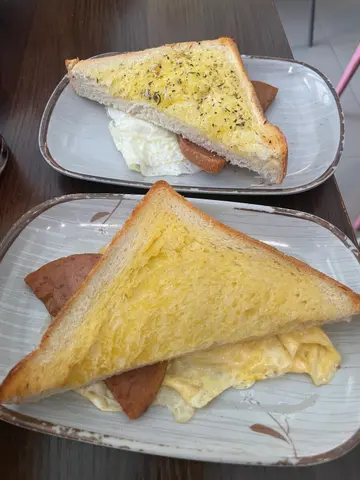 餐肉加蛋配多士