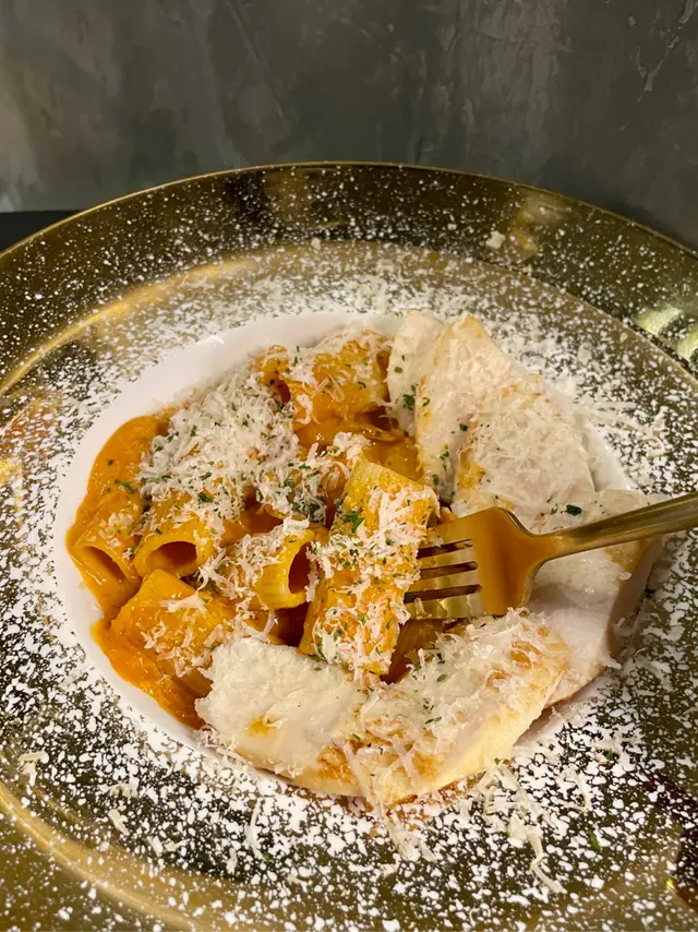 龍蝦湯番茄長通粉配雞胸