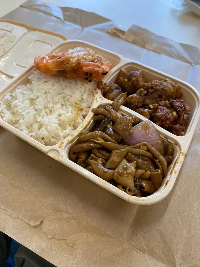 椒鹽骨韌，鵝腸少少🤏辣送飯正 #兩餸飯 #椒鹽骨 #鵝腸   