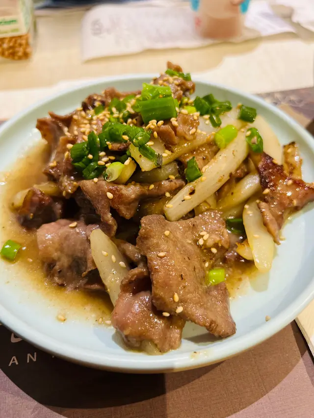 牛舌份量超多，厚薄適中，配搭洋蔥食口感一流，美中不足是比較多汁，如果乾身d會更加突出鹽燒味